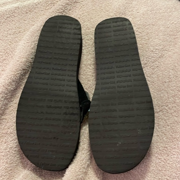 Yellow box flip flops - Picture 3 of 7